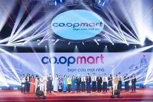 Các đồng chí nguyên lãnh đạo Đảng, Nhà nước, TP.HCM qua các thời kỳ cùng lãnh đạo Saigon Co.op chúc mừng kỷ niệm 30 năm thành lập thương hiệu Co.opmart. Ảnh: MINH XUÂN