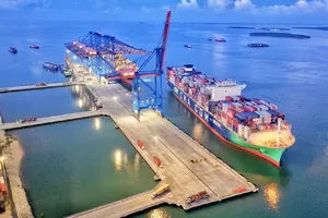 Hoạt động xếp dỡ container tại cảng Cái Mép - Thị Vải. Ảnh: THÀNH HUY