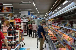 Nhiều mặt hàng thực phẩm, công nghệ được Saigon Co.op giảm giá mạnh nhằm hỗ trợ sức mua cho người tiêu dùng. Ảnh HỒNG CHÂU