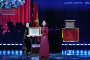Bà Võ Thị Ánh Xuân, Bí thư Trung ương Đảng, Phó Chủ tịch nước trao Huân chương Độc lập hạng Ba cho Bà Mai Kiều Liên, nguyên Ủy viên Trung ương Đảng, Anh hùng Lao động, Tổng giám đốc Vinamilk (bên trái). Ảnh: Minh Anh