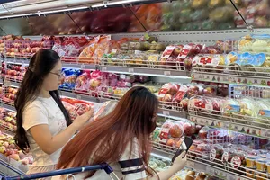 Không gian trưng bày hàng hoá được thiết kế lại để người tiêu dùng dễ nhận diện nhóm hàng hoá cần mua. Ảnh HỒNG CHÂU