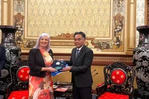 Phó Chủ tịch Thường trực UBND TPHCM Nguyễn Lộc Hà trao quà lưu niệm cho bà Robyn Cahill, Bộ trưởng Thương mại, Kinh doanh và Quan hệ châu Á của Chính quyền Lãnh thổ Bắc Australia. Ảnh: MINH XUÂN