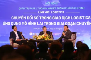 Các chuyên gia phân tích những phân khúc logistics đang được đẩy mạnh chuyển đổi số, từ vận tải, kho bãi đến cảng biển và thương mại xanh xuyên biên giới. Ảnh: HOÀNG HÙNG