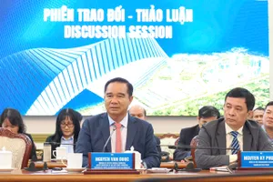 Chủ tịch UBND TPHCM Nguyễn Văn Được chủ trì phiên trao đổi, thảo luận tại Hội nghị tham vấn nhà đầu tư về định hướng xây dựng Trung tâm Phát triển Công nghệ Chiến lược TPHCM. Ảnh: HOÀNG HÙNG
