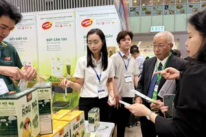 Doanh nghiệp giới thiệu sản phẩm, tìm kiếm cơ hội kết nối với các đối tác tại Vietnam International Sourcing 2026. Ảnh: HOÀNG HÙNG