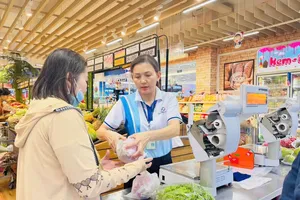 Không khí mua sắm nhộn nhịp tại Co.opmart trong những ngày đầu tháng 9. Ảnh: MINH XUÂN