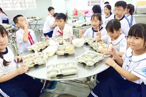 Học sinh Trường Tiểu học Lê Quý Đôn dùng bữa trưa bán trú. Ảnh MINH XUÂN
