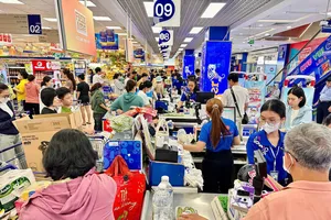 Khách hàng mua sắm tại Co.opmart, góp phần tạo nguồn lực cho các hoạt động cộng đồng thông qua chương trình triển khai trong tháng 10-2026. Ảnh MINH XUÂN
