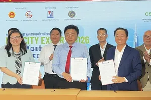 Đại diện Sở Công thương TPHCM và các đơn vị ký kết phối hợp triển khai nền tảng triển lãm số. Ảnh: MINH XUÂN
