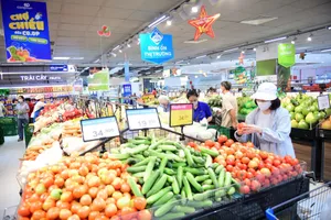 Khách hàng lựa chọn hàng thiết yếu tại Co.opmart. Giá cả, chất lượng và sự thuận tiện ngày càng trở thành những yếu tố cạnh tranh của bán lẻ hiện đại. Ảnh: MINH XUÂN
