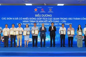 Ban tổ chức biểu dương các đơn vị có nhiều đóng góp cho hành trình 15 năm kết nối cung - cầu giữa TPHCM và các tỉnh, thành. Ảnh: HOÀNG HÙNG