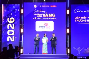 Đại diện Saigon Co.op nhận danh hiệu Dấu ấn Thương hiệu dành cho Co.opmart tại Lễ trao Giải thưởng Thương hiệu Vàng TPHCM năm 2026. Ảnh: MINH XUÂN