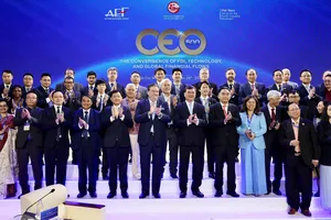 Các đại biểu trong nước và quốc tế chụp ảnh lưu niệm tại Diễn đàn Kinh tế Mùa thu 2026. Ảnh: HÙNG - TRIỀU