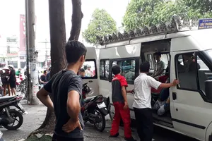 Lực lượng chức năng đưa thi thể nạn nhân về nhà xác bệnh viện phục vụ công tác điều tra