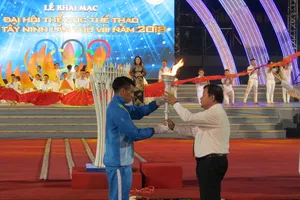 Ông Phạm Văn Tân, Chủ tịch UBND tỉnh Tây Ninh thực hiện nghi thức đốt đuốc truyền thống. Ảnh: XUÂN TRUNG