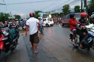 Người dân theo dõi vụ việc