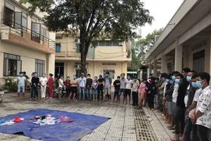 Nhóm đối tượng bị bắt cùng tang vật 