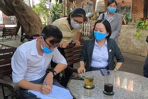 Lập biên bản kiểm tra cơ sở vi phạm quy định giãn cách