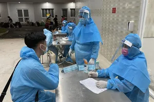 Lực lượng y tế Bình Dương truy vết, tư vấn cho các trường hợp cách ly tập trung