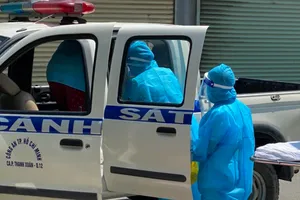 Lực lượng công an phải dừng xe dọc đường đỡ đẻ cho sản phụ