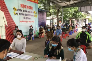 Lực lượng chức năng TP Dĩ An tổ chức chi tiền hỗ trợ cho người lao động, người ở trọ tại phường Đông Hòa, TP Dĩ An