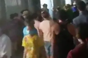 Nhiều F0 tại khu điều trị dã chiến Thới Hòa chen lấn khi mới được trung chuyển tới