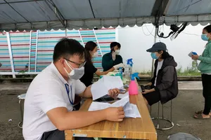 Người dân được tư vấn kỹ lưỡng trước và sau khi tiêm vaccine Covid-19 tại điểm tiêm phường Đông Hòa, TP Dĩ An