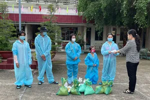 Đại diện UBND huyện Tân Châu tặng quà cho gia đình anh Nguyễn Văn Dũng