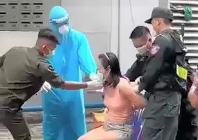 Bà L. đang đươc lấy mẫu xét nghiệm trong khu vực chung cư