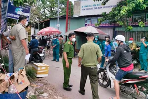 Lực lượng chức năng TP Thuận An đã vận động hàng trăm người dân quay về nhà trọ nghỉ ngơi