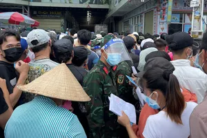 Người dân tập trung đông đúc chờ tiêm vaccine tại điểm tiêm trên địa bàn phường Thuận Giao, TP Thuận An