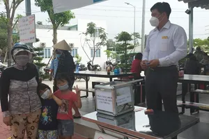 Nhiều người dân ấm lòng với quán cơm 2.000 đồng. Ảnh: XUÂN TRUNG