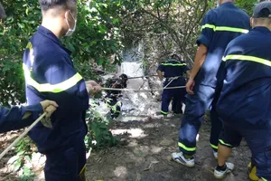 Lực lượng Phòng Cảnh sát phòng cháy chữa cháy và cứu nạn cứu hộ Công an tỉnh Tây Ninh tìm kiếm nạn nhân dưới suối Lạng. Nguồn: THANHNIEN.VN