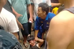 Đập kính tiệm vàng ở Bình Dương, ném trang sức ra đường                