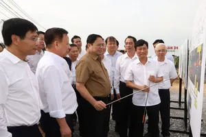 Thủ tướng Phạm Minh Chính nghe báo cáo tình hình về dự án tuyến đường cao tốc TPHCM - Thủ Dầu Một - Chơn Thành