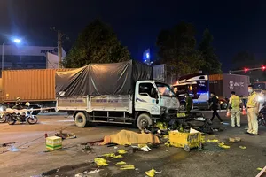 Xe tải tông nhiều xe máy đang dừng đèn đỏ, 1 người chết, 3 người bị thương 
