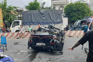  Bình Dương: Tạm giữ tài xế lái ô tô "điên"