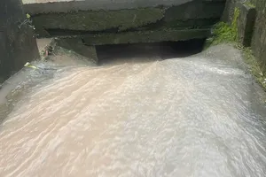 Nước chảy siết trước miệng cống nơi bé trai bị lọt