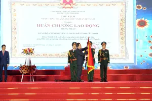 Tây Ninh đón nhận Huân chương Lao động hạng Nhất
