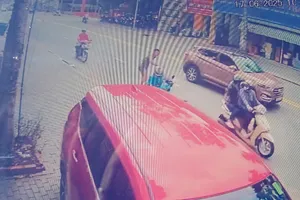 Xác minh clip người đàn ông đạp ngã nữ tài xế xe ôm công nghệ