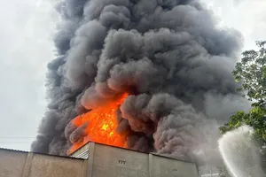 Khói đen bao trùm khu vực công ty sơn