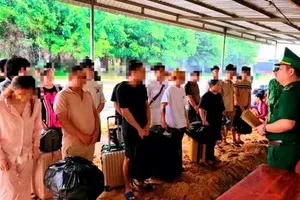 Lực lượng chức năng tiếp nhận các công dân