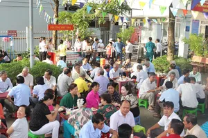 Lãnh đạo phường Thủ Dầu Một, TPHCM: Cà phê, ăn sáng với người dân