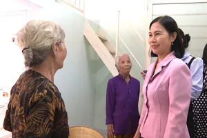 Bàn giao 17 căn nhà ở xã hội cho hộ gia đình khó khăn