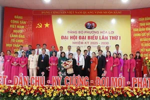 Đồng chí Bùi Thanh Nhân chúc mừng đại hội