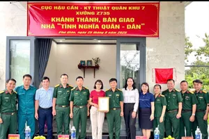 Cục Hậu cần – Kỹ thuật Quân khu 7 bàn giao nhà “Tình nghĩa quân – dân” 
