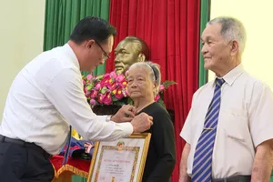 Phường Bến Cát và phường Bình Hòa trao Huy hiệu Đảng dịp 2-9