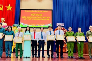 Các gương điển hình tiên tiến phường Bến Cát được biểu dương