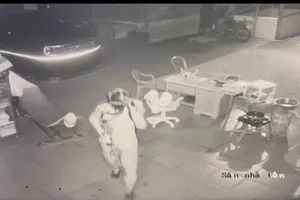 Đối tượng Lê Sỹ Tùng di chuyển vào nhà các nạn nhân