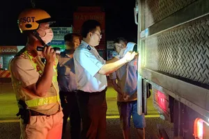 Cán bộ ngành chăn nuôi và thú y TPHCM phối hợp kiểm tra phương tiện vận chuyển động vật ra vào địa bàn